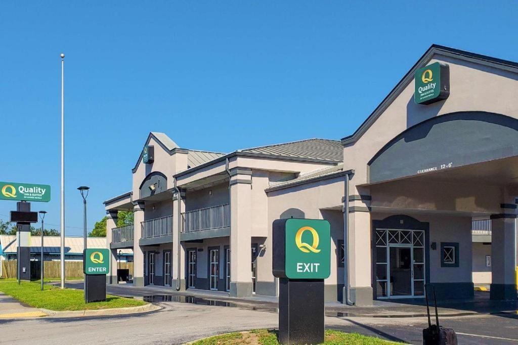 Quality Inn & Suites Near بنما سيتي بيتش المظهر الخارجي الصورة