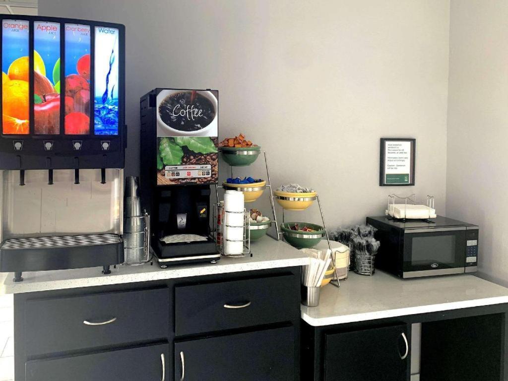 Quality Inn & Suites Near بنما سيتي بيتش المظهر الخارجي الصورة