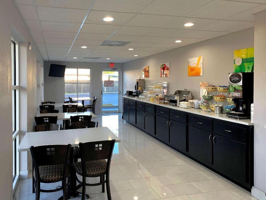 Quality Inn & Suites Near بنما سيتي بيتش المظهر الخارجي الصورة