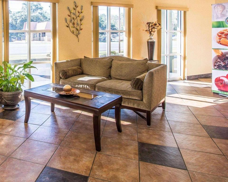 Quality Inn & Suites Near بنما سيتي بيتش المظهر الخارجي الصورة