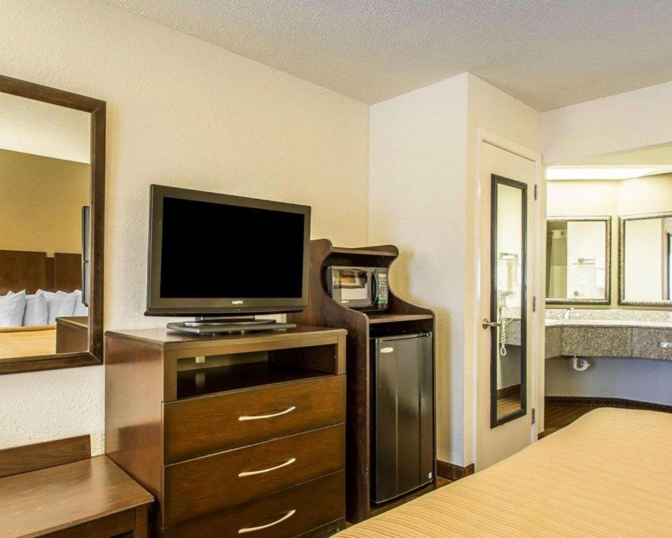 Quality Inn & Suites Near بنما سيتي بيتش المظهر الخارجي الصورة