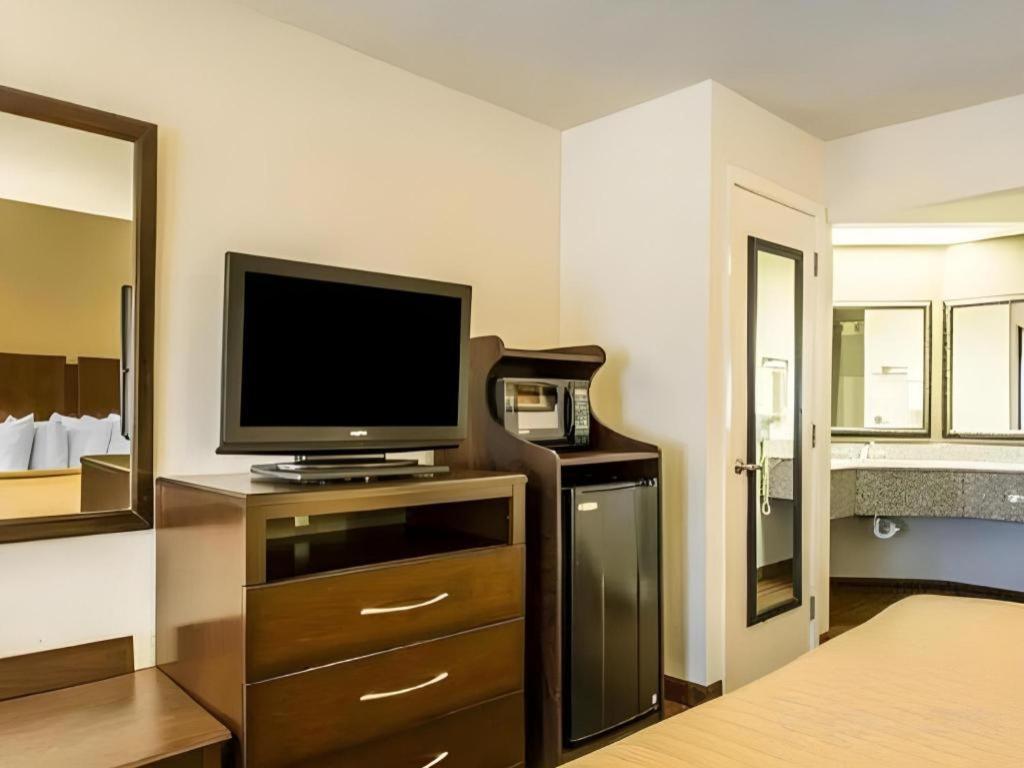 Quality Inn & Suites Near بنما سيتي بيتش المظهر الخارجي الصورة