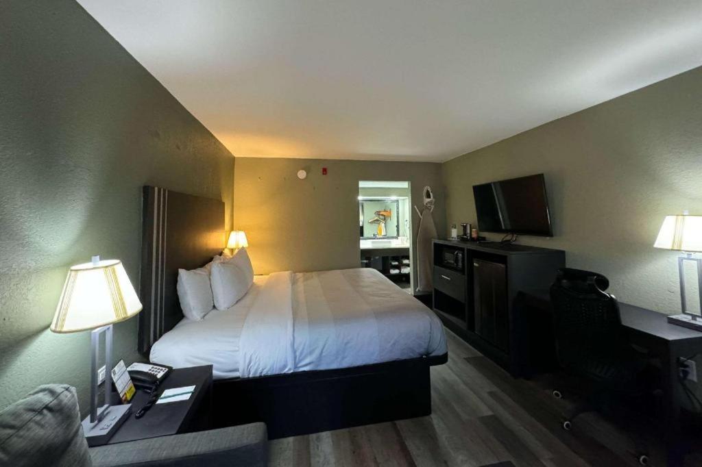 Quality Inn & Suites Near بنما سيتي بيتش المظهر الخارجي الصورة