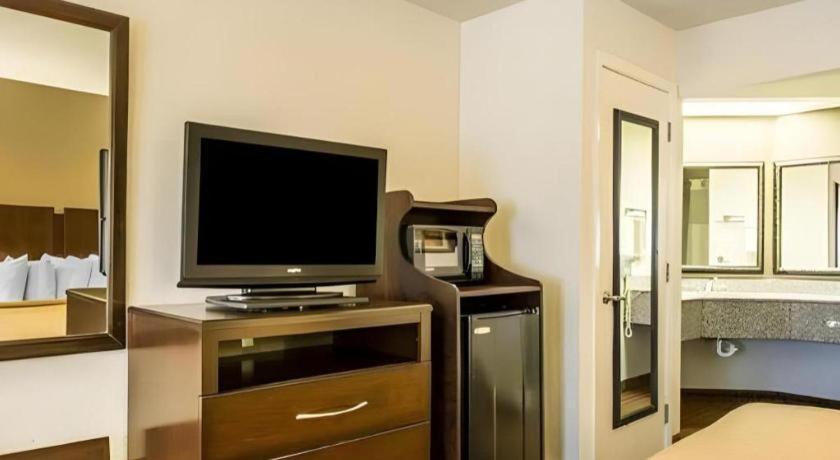Quality Inn & Suites Near بنما سيتي بيتش المظهر الخارجي الصورة