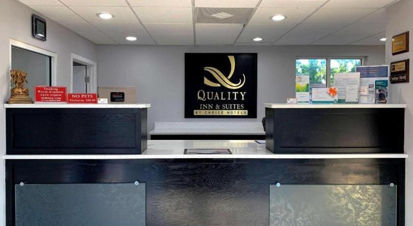 Quality Inn & Suites Near بنما سيتي بيتش المظهر الخارجي الصورة