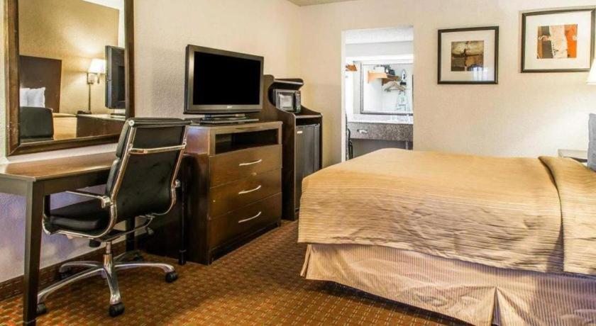Quality Inn & Suites Near بنما سيتي بيتش المظهر الخارجي الصورة
