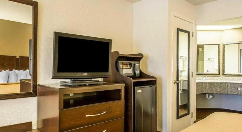 Quality Inn & Suites Near بنما سيتي بيتش المظهر الخارجي الصورة