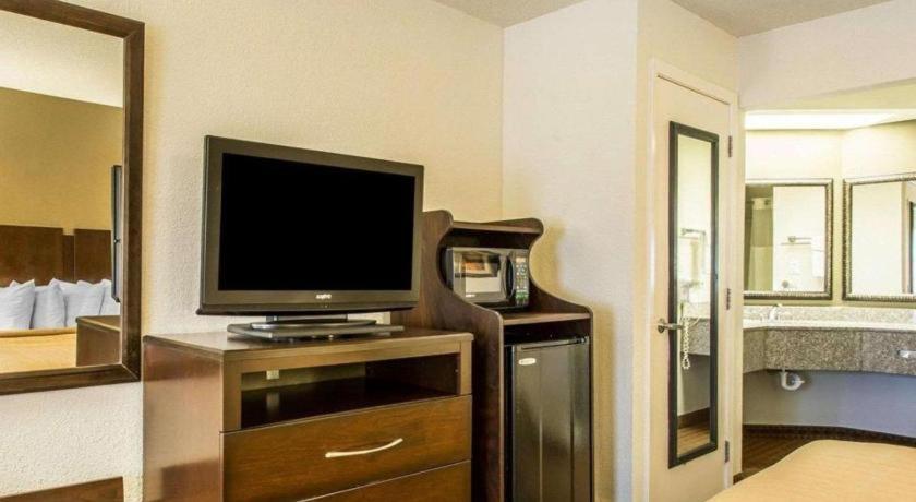 Quality Inn & Suites Near بنما سيتي بيتش المظهر الخارجي الصورة