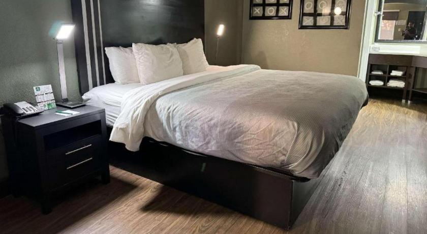 Quality Inn & Suites Near بنما سيتي بيتش المظهر الخارجي الصورة