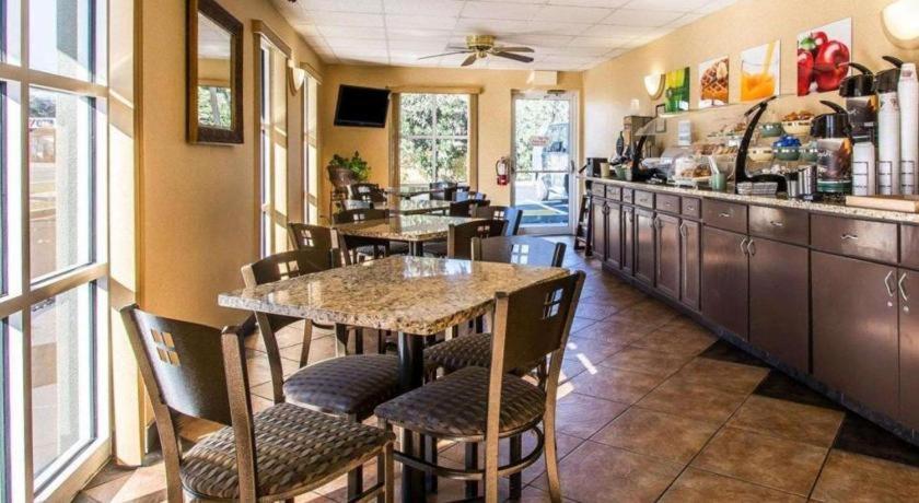 Quality Inn & Suites Near بنما سيتي بيتش المظهر الخارجي الصورة