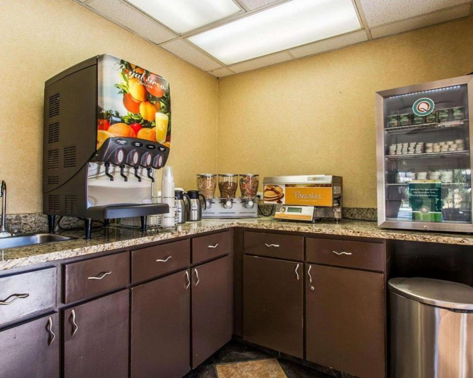 Quality Inn & Suites Near بنما سيتي بيتش المظهر الخارجي الصورة